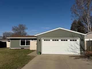 10 SW 24th St, Minot, ND 58701