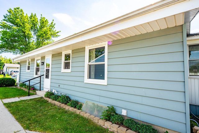 152 W Goldleaf AVENUE, Milwaukee, WI 53207