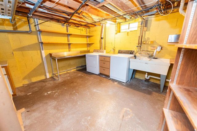 152 W Goldleaf AVENUE, Milwaukee, WI 53207