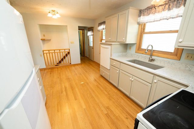 152 W Goldleaf AVENUE, Milwaukee, WI 53207