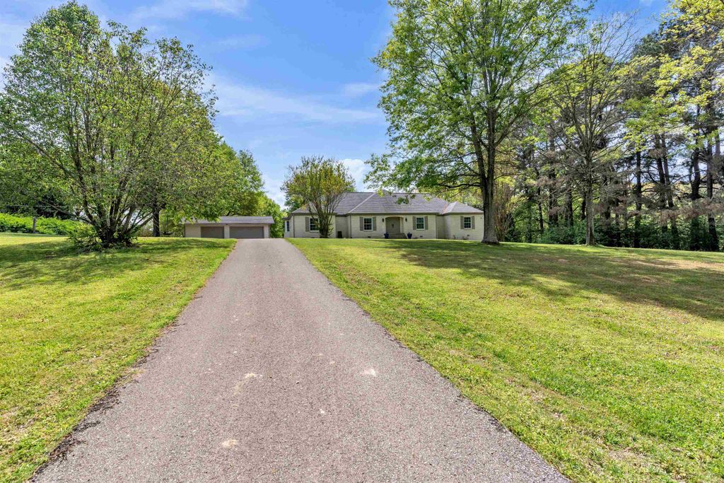 3105 IVY DR, Eads, TN 38028
