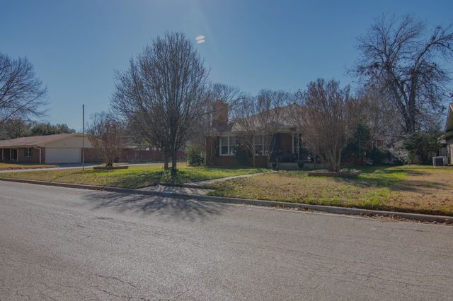 2209 10TH Street, Brownwood, TX 76801