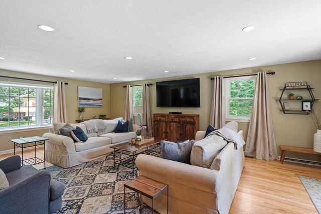 68 Old Post Rd, Walpole, MA 02032