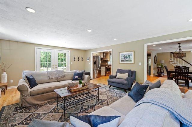 68 Old Post Rd, Walpole, MA 02032