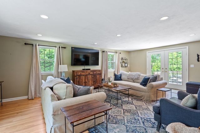 68 Old Post Rd, Walpole, MA 02032