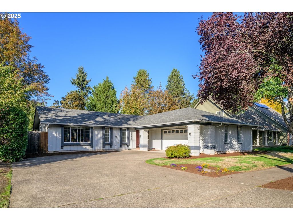 1215 CEDAR RIDGE Dr, Eugene, OR 97401