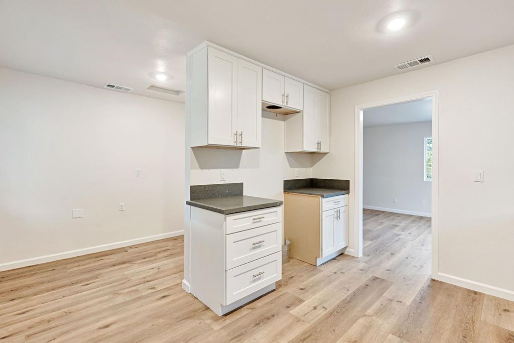 Image 11 of property listing at 617 N Farris Avenue, Fresno, CA 93728