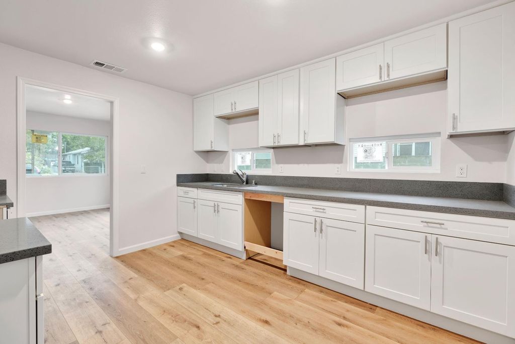 Image 12 of property listing at 617 N Farris Avenue, Fresno, CA 93728