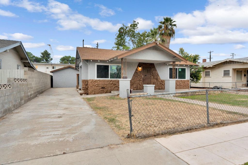 Image 3 of property listing at 617 N Farris Avenue, Fresno, CA 93728