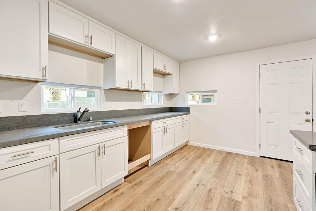 Image 9 of property listing at 617 N Farris Avenue, Fresno, CA 93728