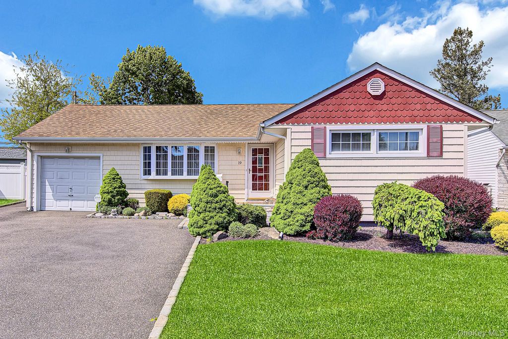 19 Essex Road, Bethpage, NY 11714 — exterior