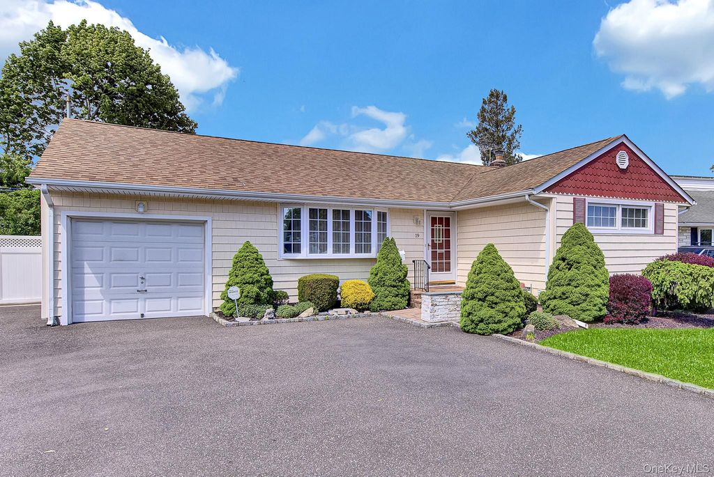 19 Essex Road, Bethpage, NY 11714 — photo 2