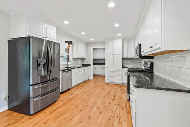 2952 Carters Creek Station Rd, Columbia, TN 38401