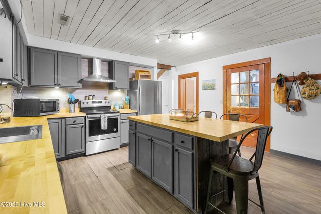 614 W Thurman Road, New Bern, NC 28562