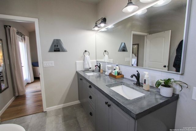 711 W LULLWOOD AVE, San Antonio, TX 78212