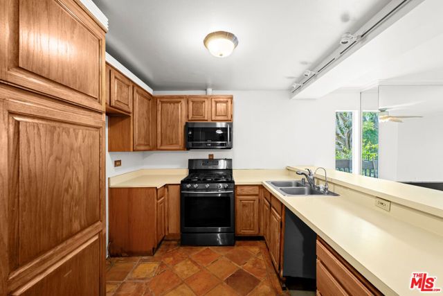 950 N Kings Road 144, West Hollywood, CA 90069