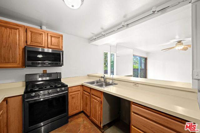 950 N Kings Road 144, West Hollywood, CA 90069