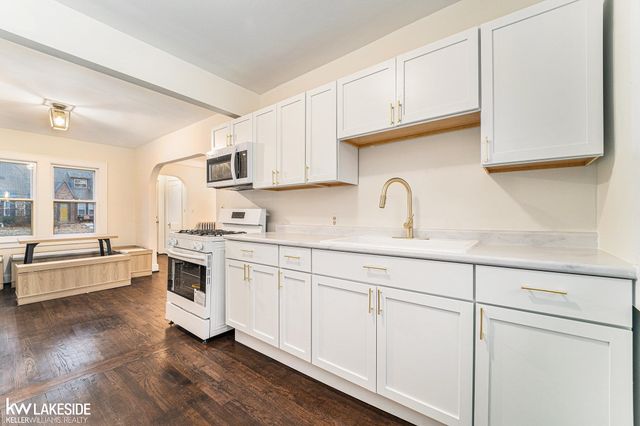 21604 Harper Lake Avenue, St Clair Shores, MI 48080