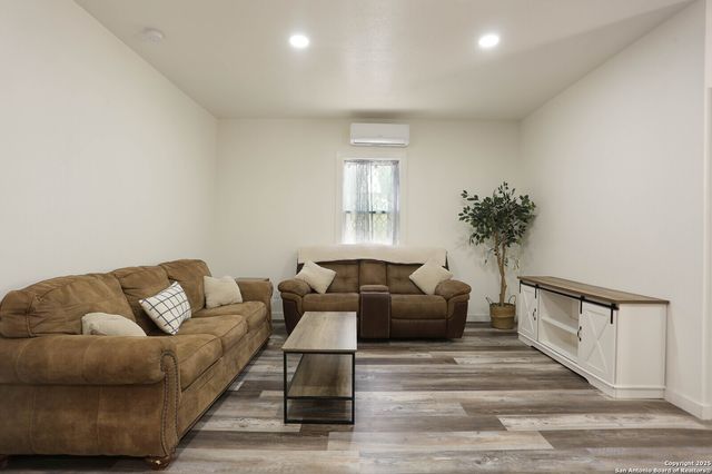 562 Kendalia, San Antonio, TX 78221