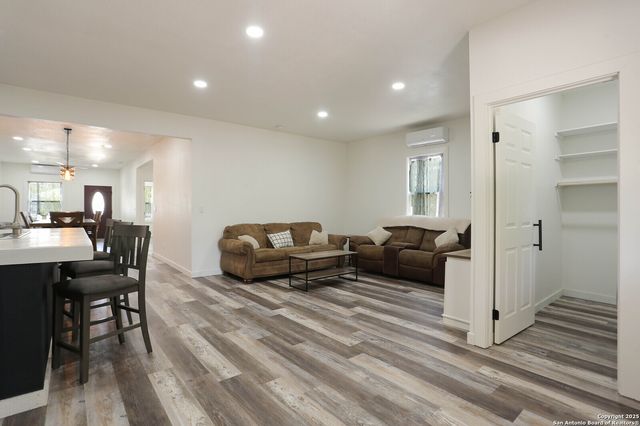 562 Kendalia, San Antonio, TX 78221