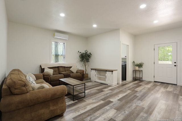 562 Kendalia, San Antonio, TX 78221