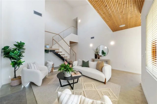 12123 Iowa, Los Angeles, CA 90025