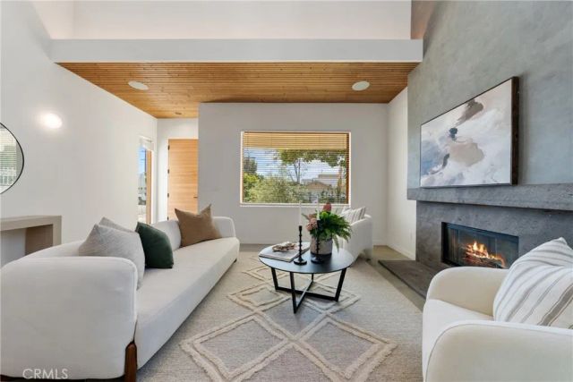 12123 Iowa, Los Angeles, CA 90025