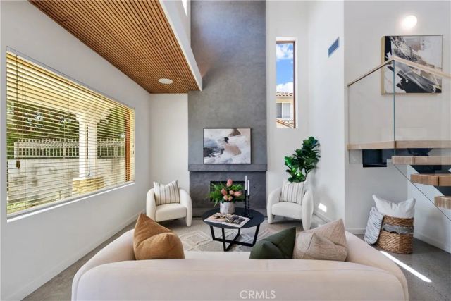 12123 Iowa, Los Angeles, CA 90025