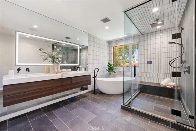 12123 Iowa, Los Angeles, CA 90025