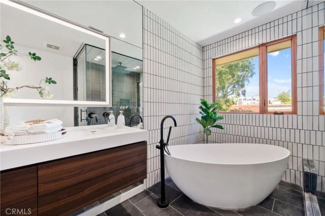 12123 Iowa, Los Angeles, CA 90025