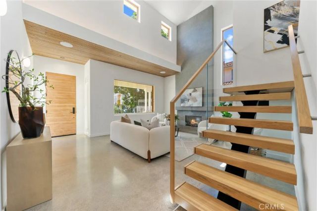 12123 Iowa, Los Angeles, CA 90025