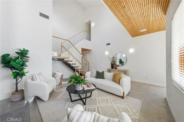 12123 Iowa, Los Angeles, CA 90025