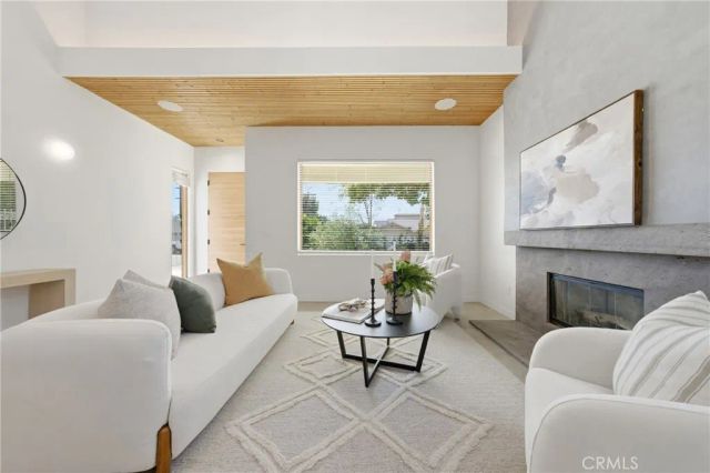 12123 Iowa, Los Angeles, CA 90025