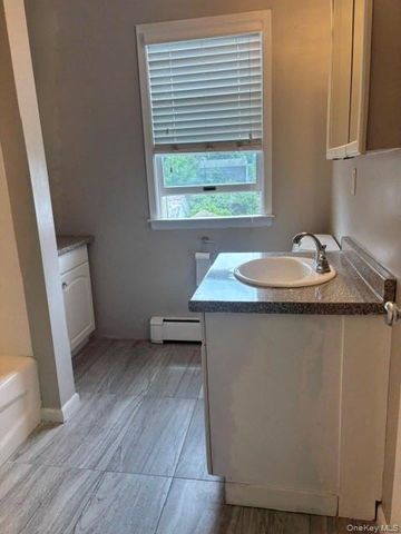 283 Houston Avenue 2nd floor, Mineola, NY 11501