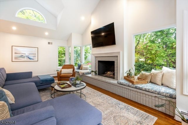 9 Warner Rd, Maplewood Twp., NJ 07040