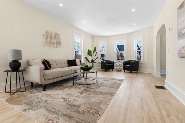 19 Laurel St, Saugus, MA 01906