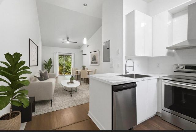 6207 Garden Court, Davie, FL 33314