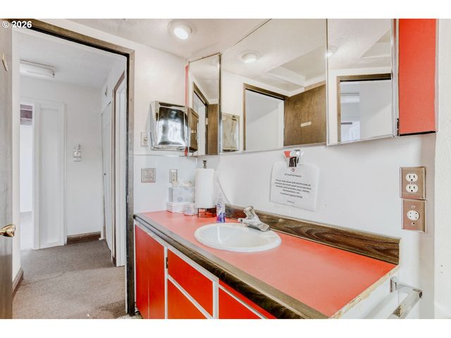 2020 Ne 102ND Ave, Portland, OR 97220