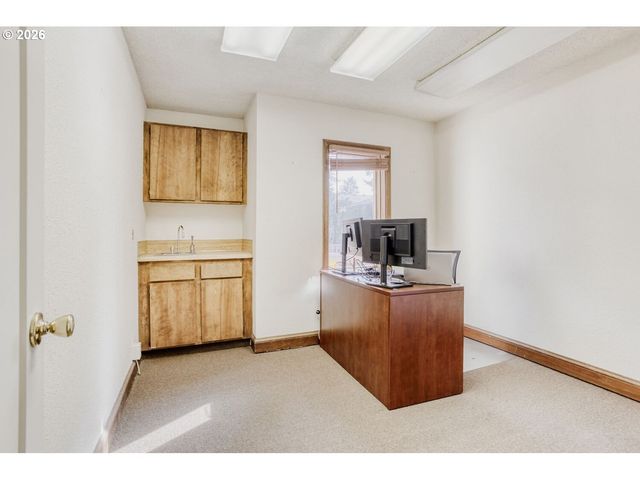 2020 Ne 102ND Ave, Portland, OR 97220