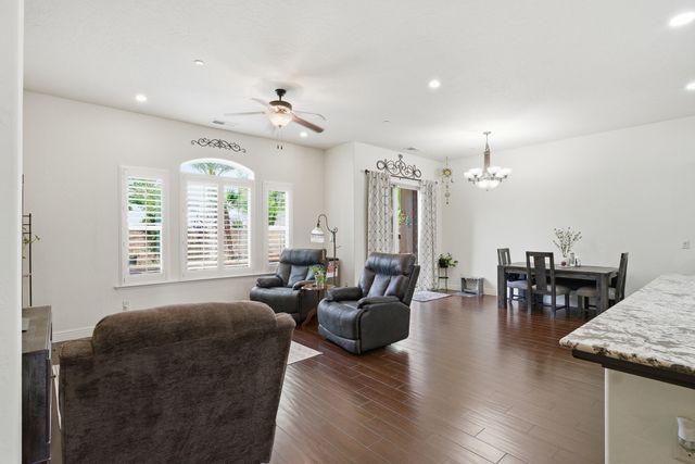 11327 N Via Napoli Drive, Fresno, CA 93730