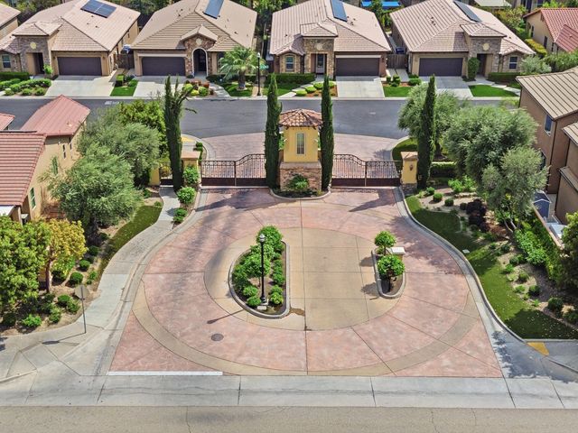 11327 N Via Napoli Drive, Fresno, CA 93730