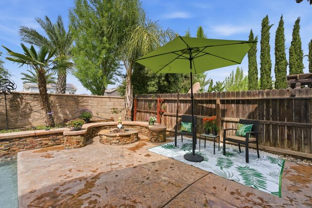 11327 N Via Napoli Drive, Fresno, CA 93730