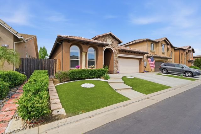 11327 N Via Napoli Drive, Fresno, CA 93730