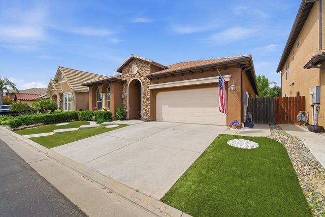 11327 N Via Napoli Drive, Fresno, CA 93730