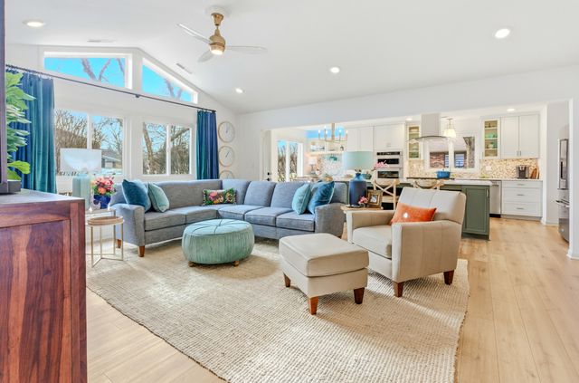 1104 LACOSTA CT, Columbia, MO 65203