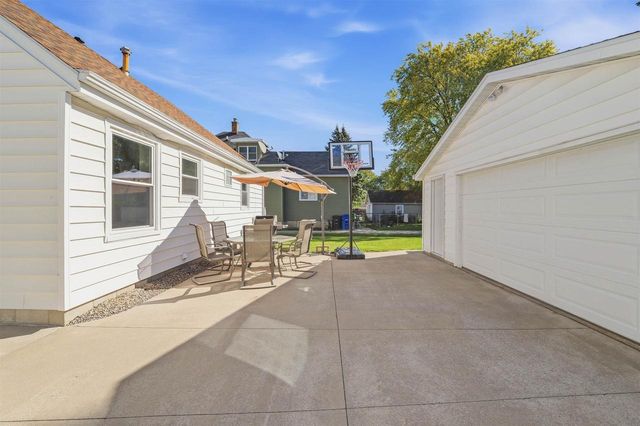 855 W 12TH AVENUE, Oshkosh, WI 54902