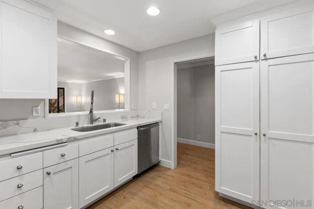 8860 Villa La Jolla Dr 105, La Jolla, CA 92037