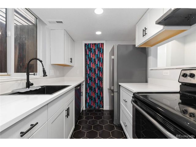 301 W Lehow Ave 11, Englewood, CO 80110