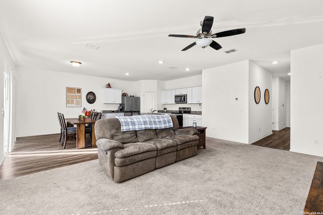 5802 Rue Picasso, Converse, TX 78109