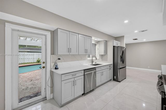 2201 NE 52nd St, Fort Lauderdale, FL 33308